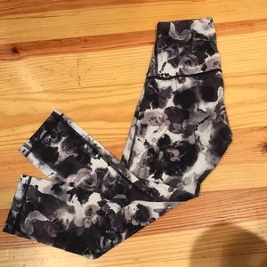 Lululemon wunder under crop sz 4 blk white rose